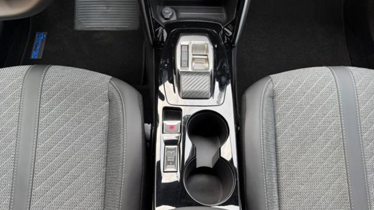 Peugeot 2008 1.2 hybrid Active 136cv e-dcs6 (11)