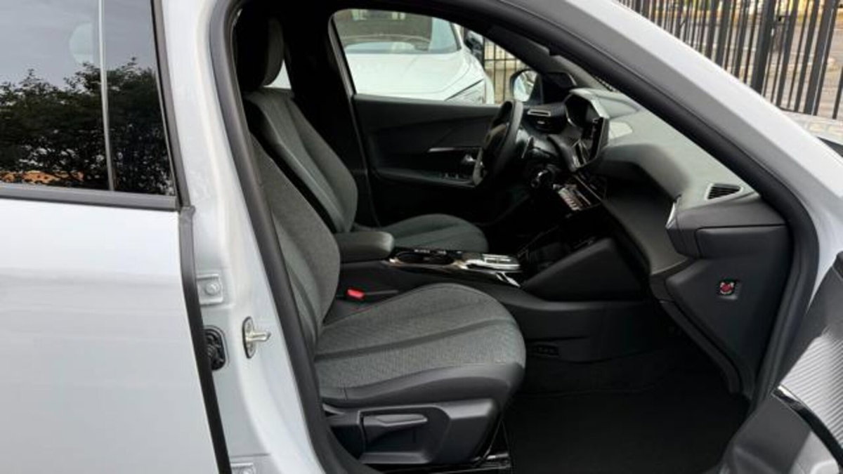 Peugeot 2008 1.2 hybrid Active 136cv e-dcs6 (17)