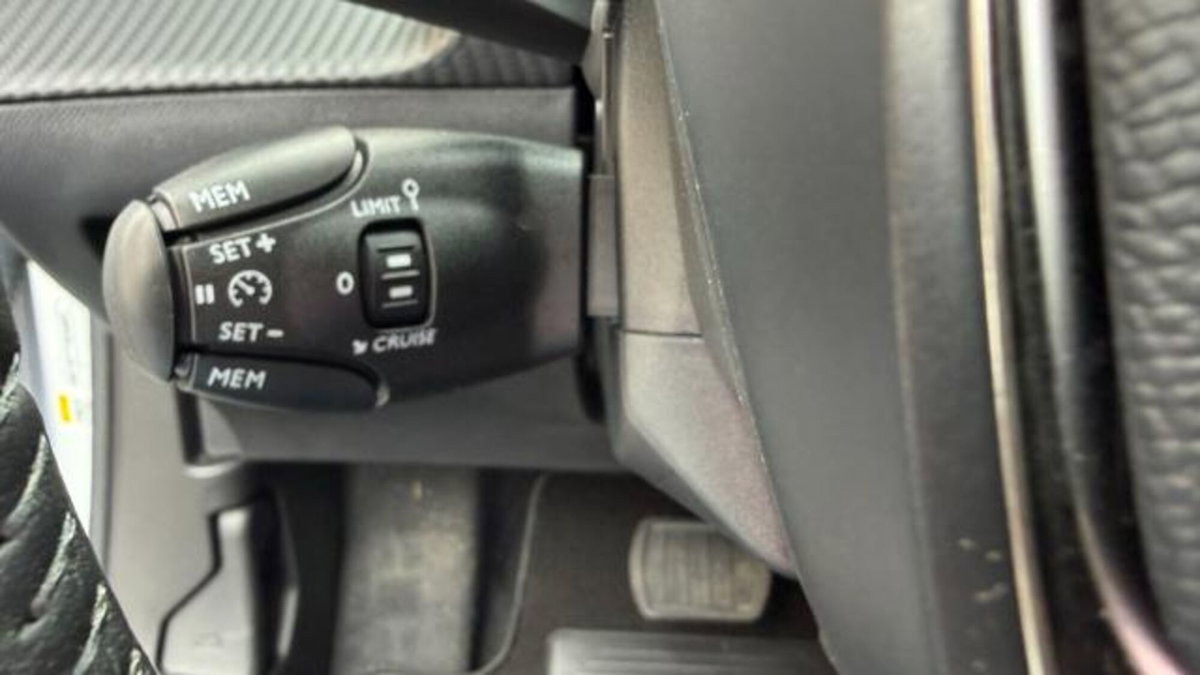 Peugeot 2008 1.2 hybrid Active 136cv e-dcs6 (7)