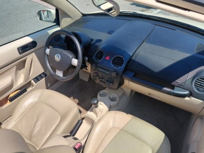 Volkswagen New Beetle Cabrio TDI 105CV (11)
