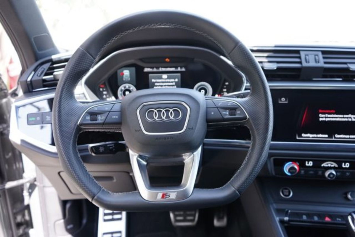 Audi Q3 35 2.0 tdi Identity Black s-tronic (7)
