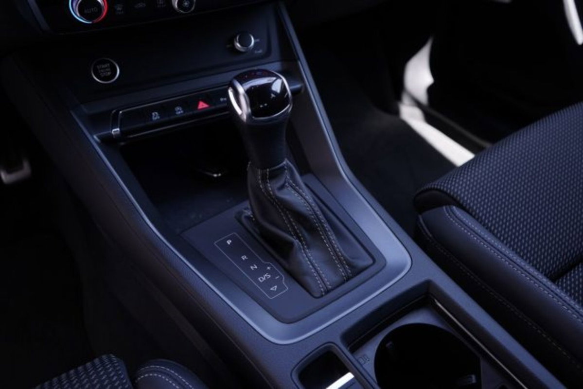 Audi Q3 35 2.0 tdi Identity Black s-tronic (11)