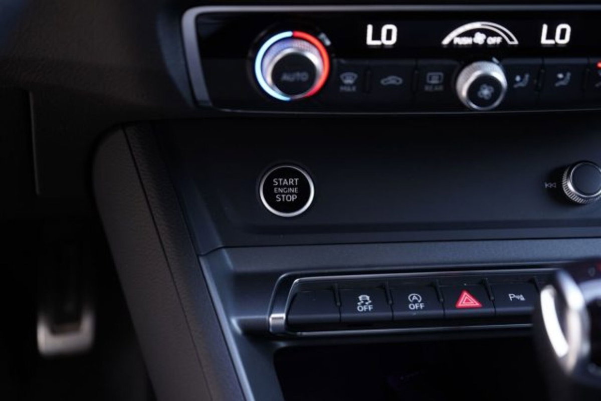 Audi Q3 35 2.0 tdi Identity Black s-tronic (12)