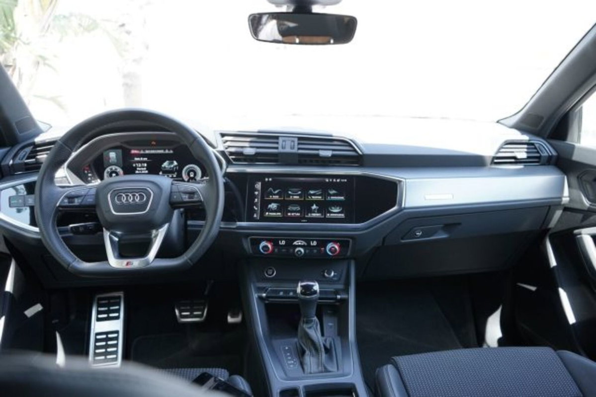 Audi Q3 35 2.0 tdi Identity Black s-tronic (15)