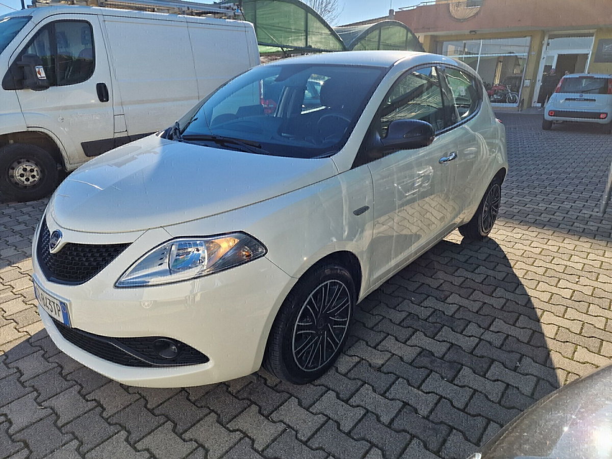 Lancia Ypsilon 1.2 69 CV 5 porte Gold (2)