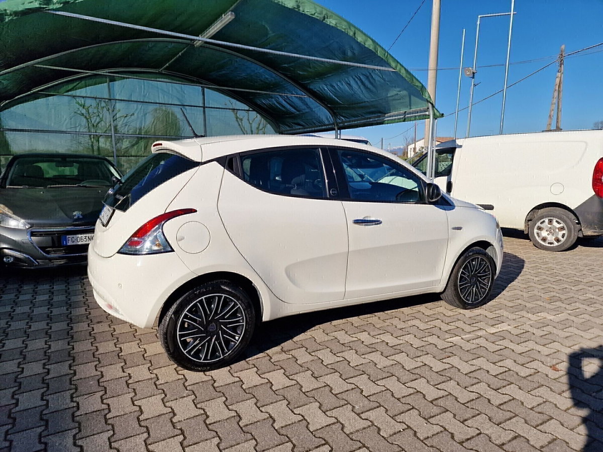 Lancia Ypsilon 1.2 69 CV 5 porte Gold (4)