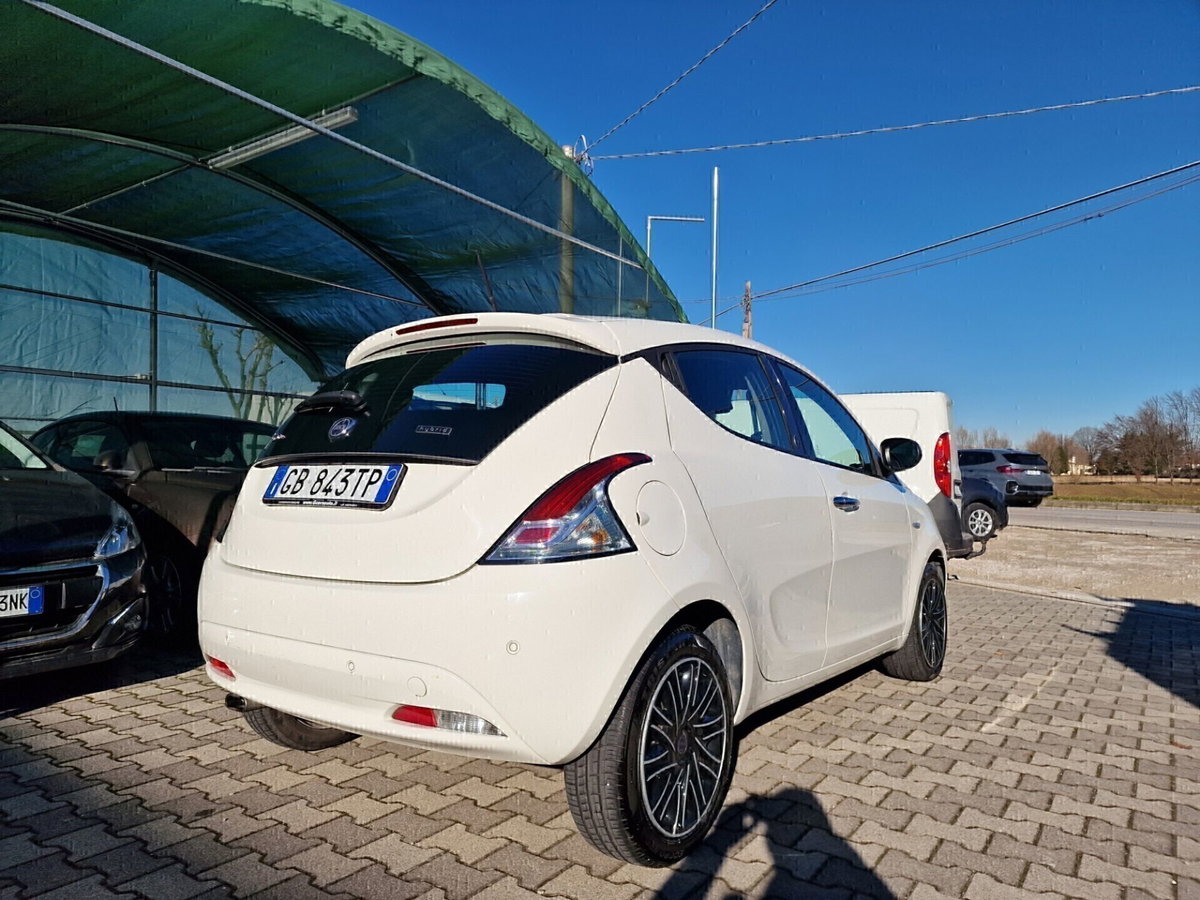 Lancia Ypsilon 1.2 69 CV 5 porte Gold (5)