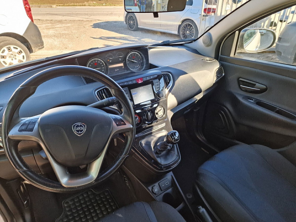 Lancia Ypsilon 1.2 69 CV 5 porte Gold (8)