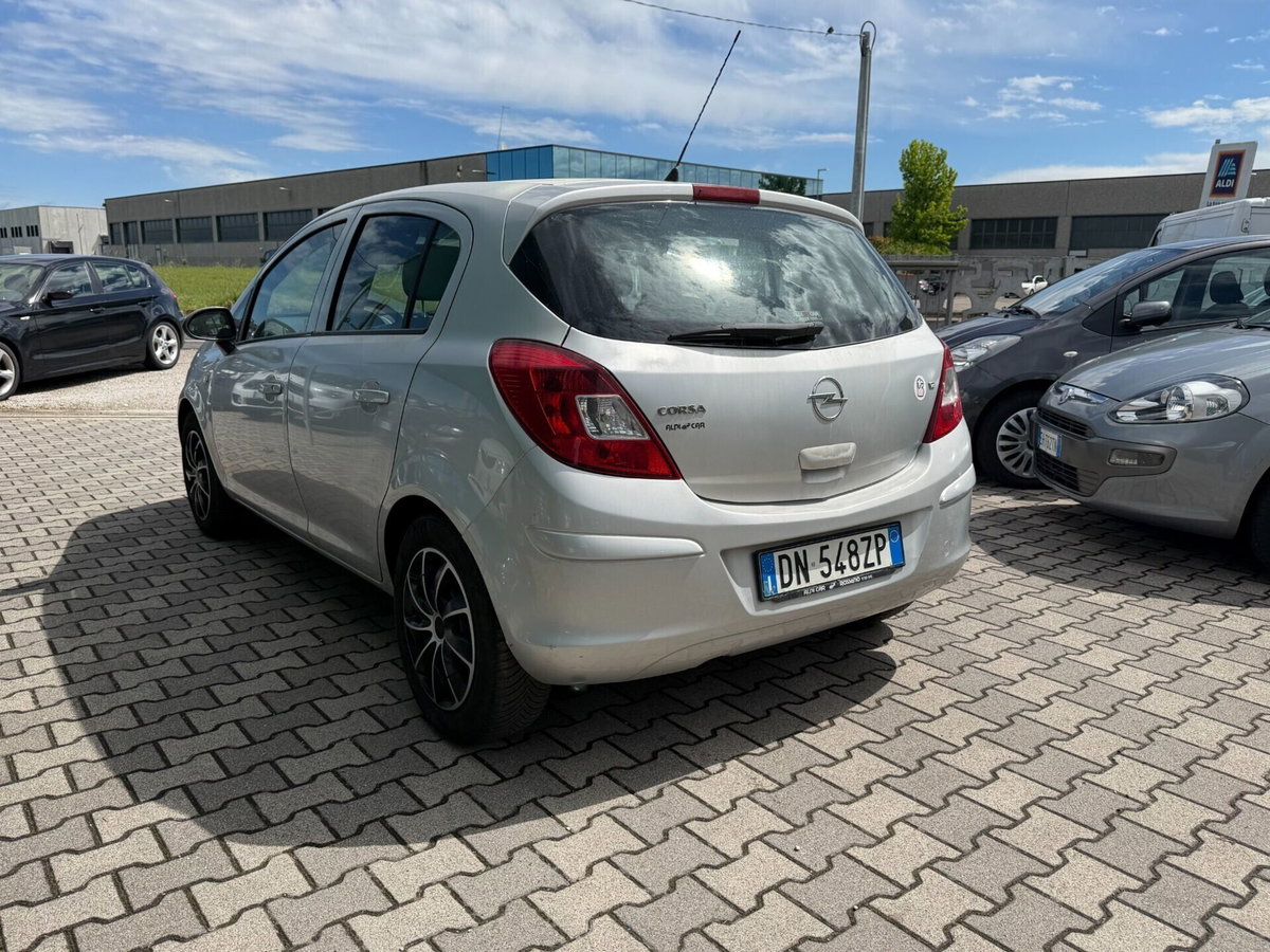 Opel Corsa 1.2 5 porte Club (3)