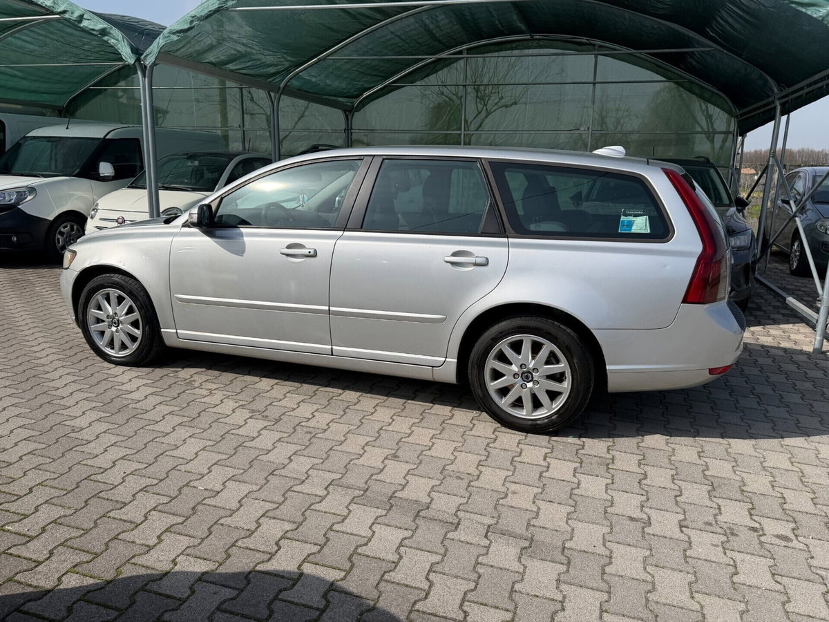 Volvo V50 1.6 D cat Summum (2)