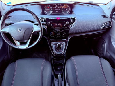 Lancia Ypsilon 1.2 69 CV 5 porte Gold (13)