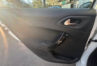 Peugeot 208 HDi 68 CV 5 porte Allure (12)