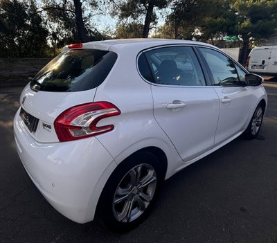Peugeot 208 HDi 68 CV 5 porte Allure (3)