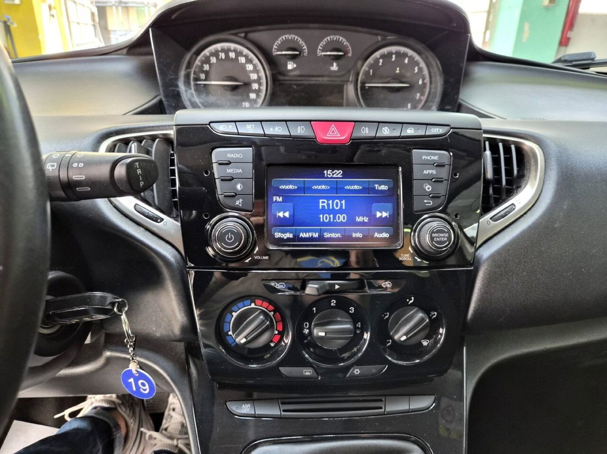 Lancia Ypsilon 1.2 69 CV 5 porte GPL Gold Plus (16)