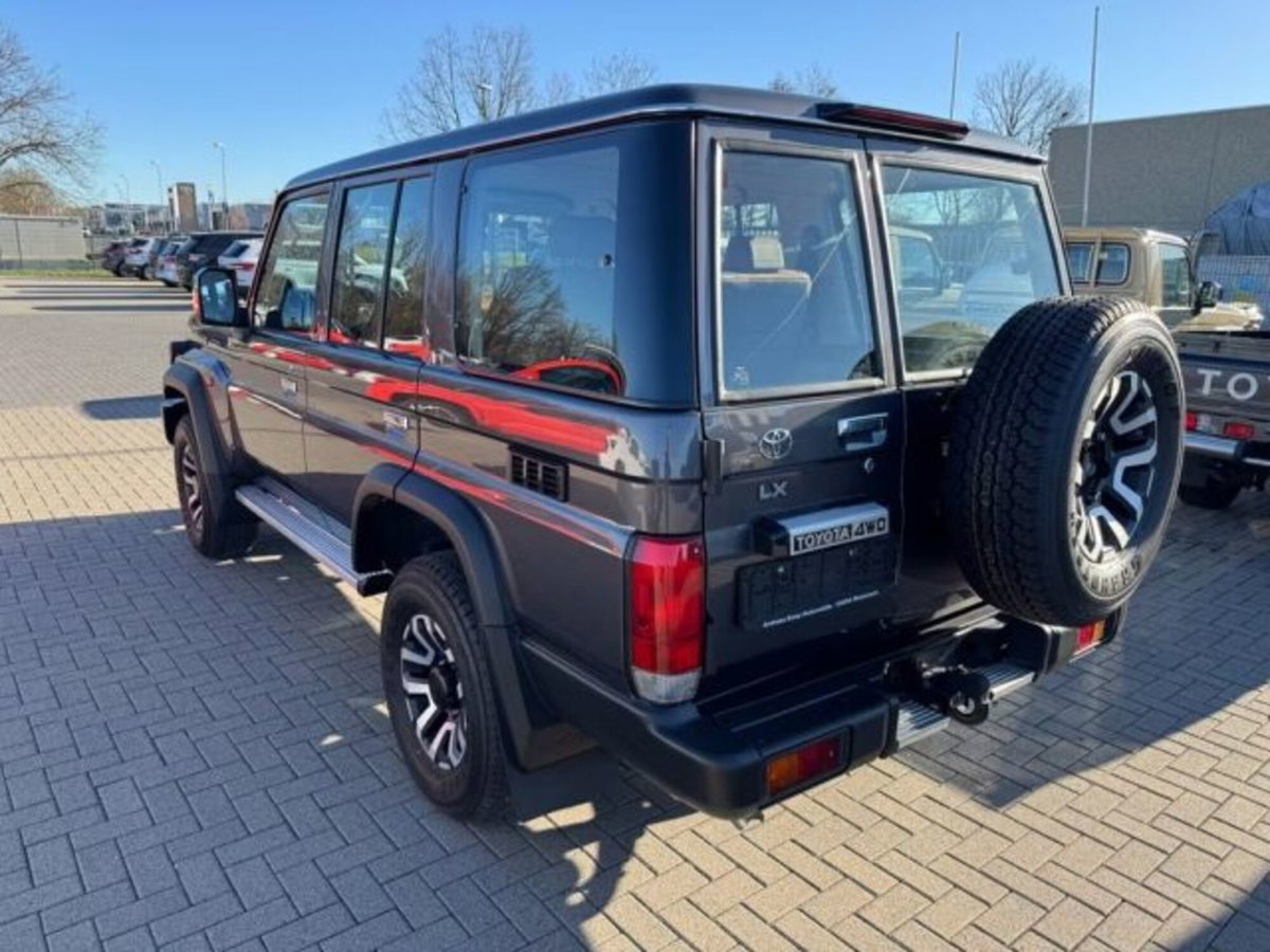 Toyota Land Cruiser 2.8 d-4d Lounge awd auto (4)