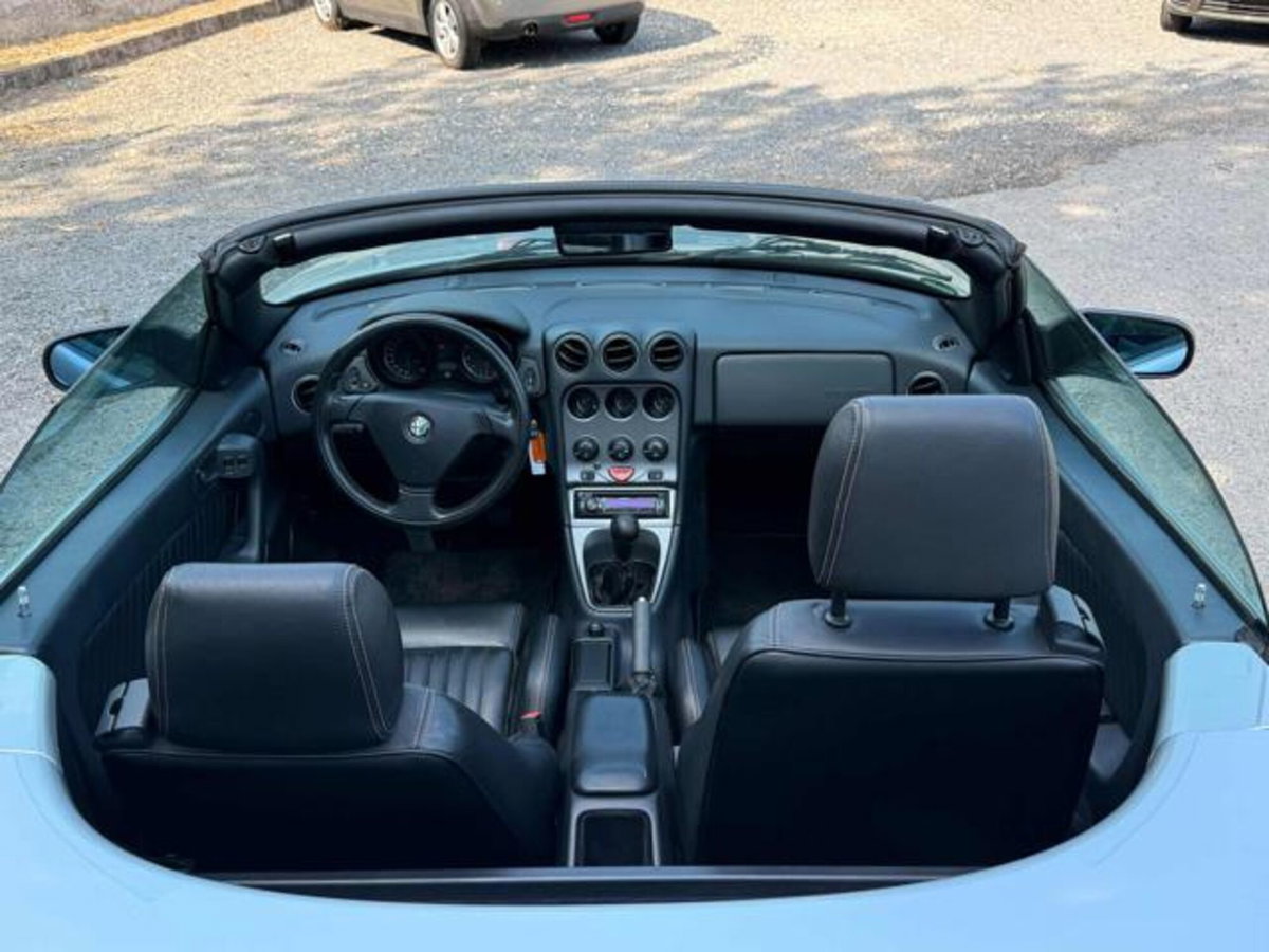 Alfa Romeo Spider 2.0i 16V Twin Spark cat Lux (4)