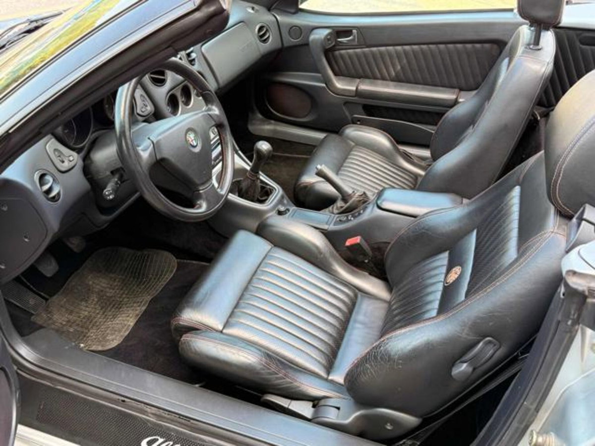 Alfa Romeo Spider 2.0i 16V Twin Spark cat Lux (6)