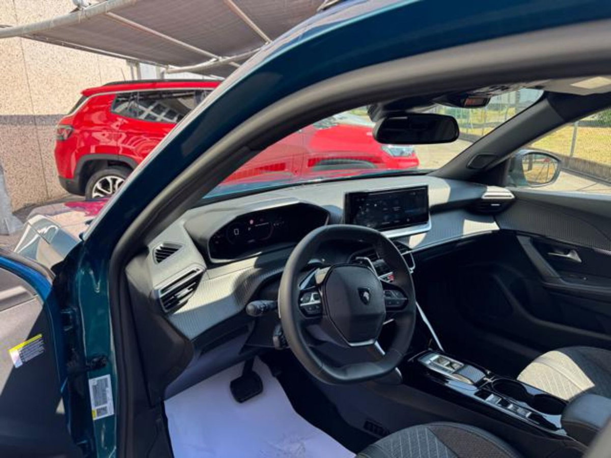 Peugeot 2008 50 kWh Allure (8)