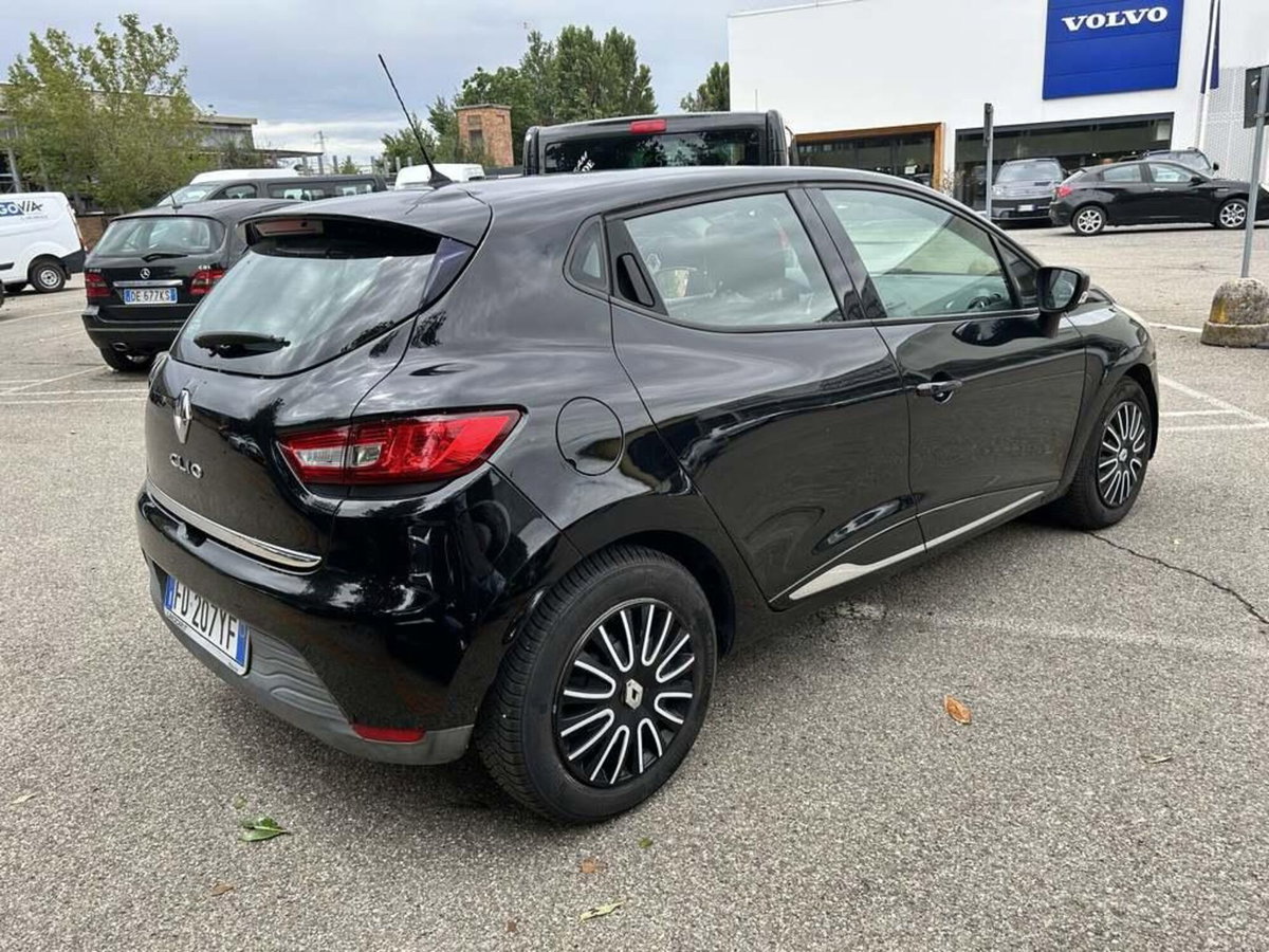 Renault Clio 1.2 75CV 5 porte Wave (4)