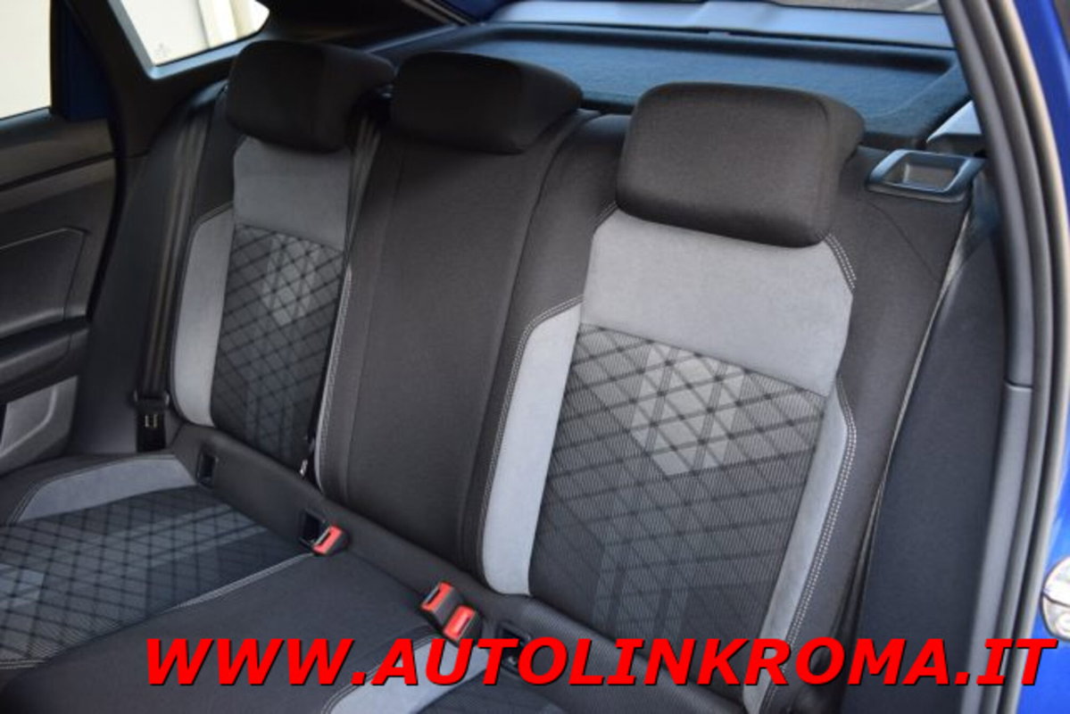 Volkswagen Taigo 1.0 TSI 110 CV DSG R-Line (14)
