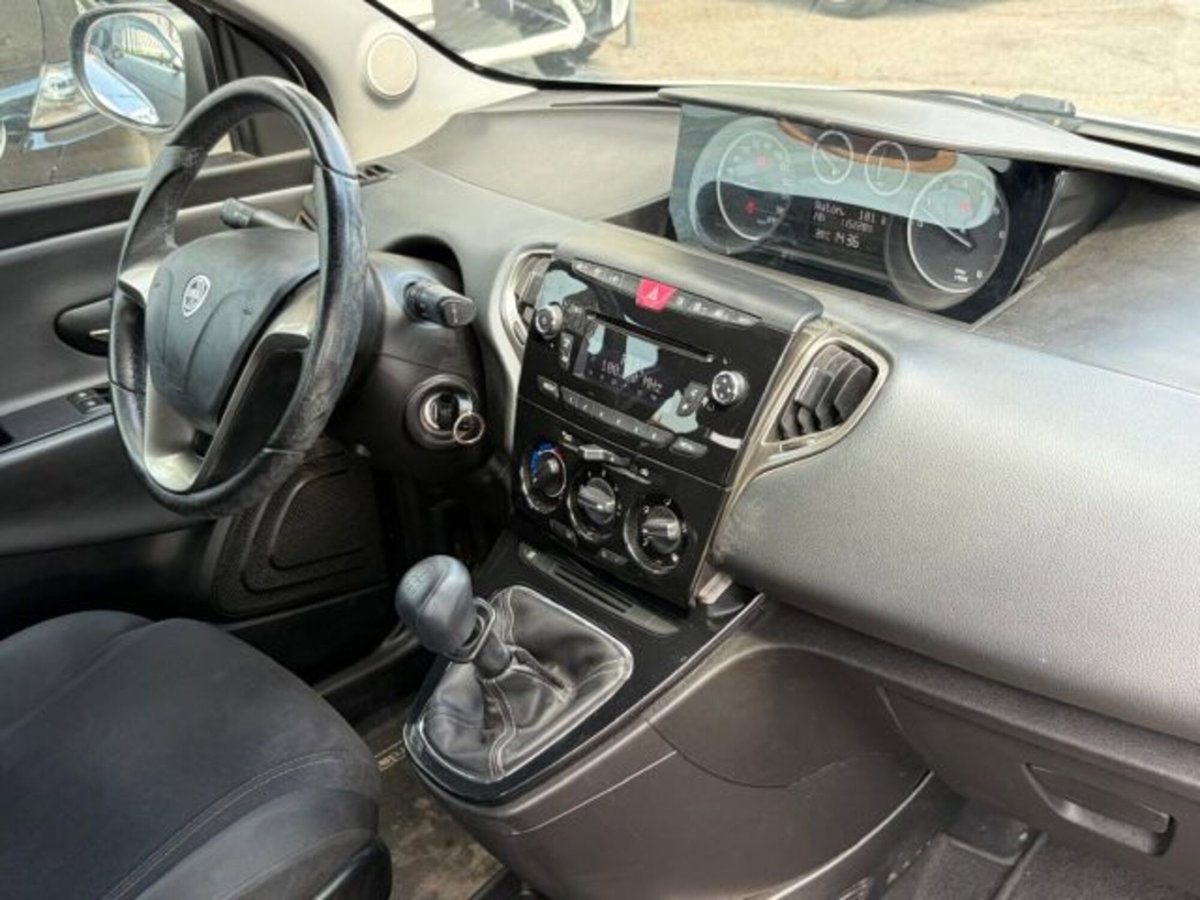 Lancia Ypsilon 1.2 69 CV 5 porte Silver (11)