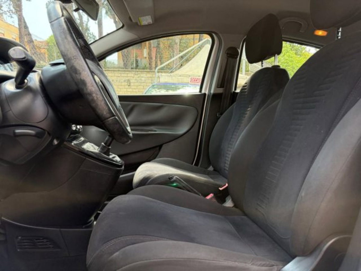 Lancia Ypsilon 1.2 69 CV 5 porte Silver (12)