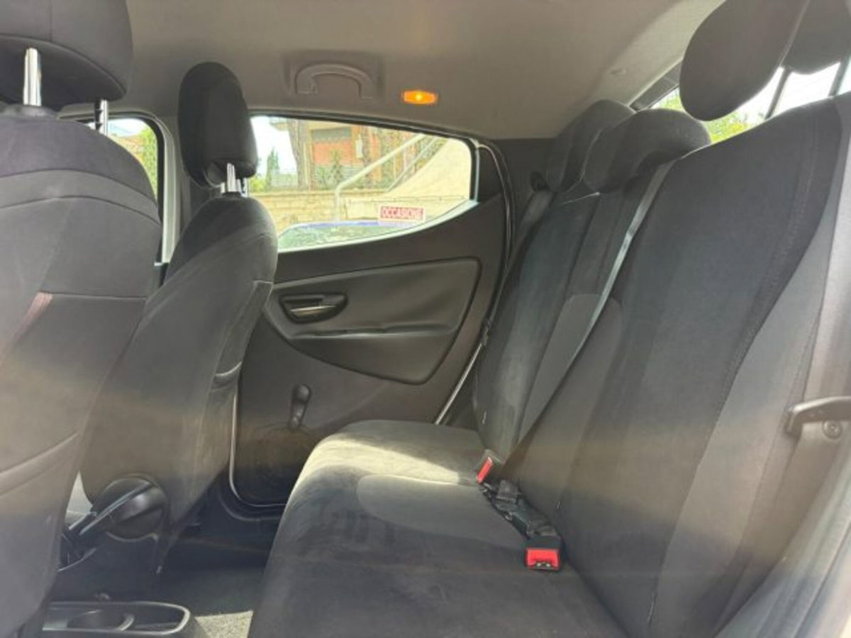Lancia Ypsilon 1.2 69 CV 5 porte Silver (13)