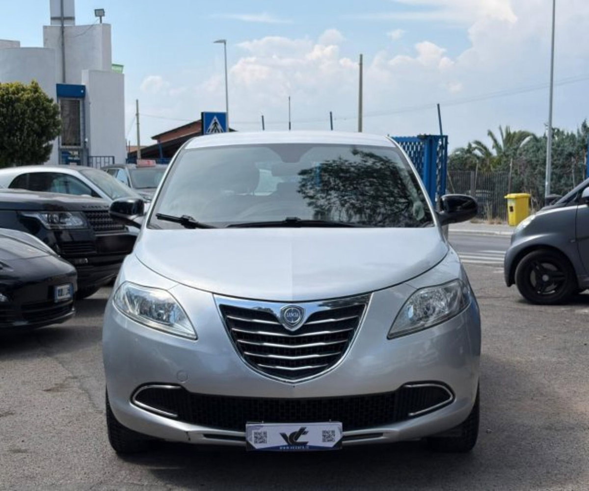 Lancia Ypsilon 1.2 69 CV 5 porte Silver (2)