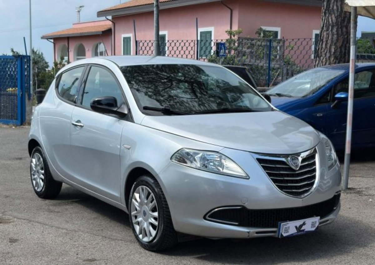 Lancia Ypsilon 1.2 69 CV 5 porte Silver (3)