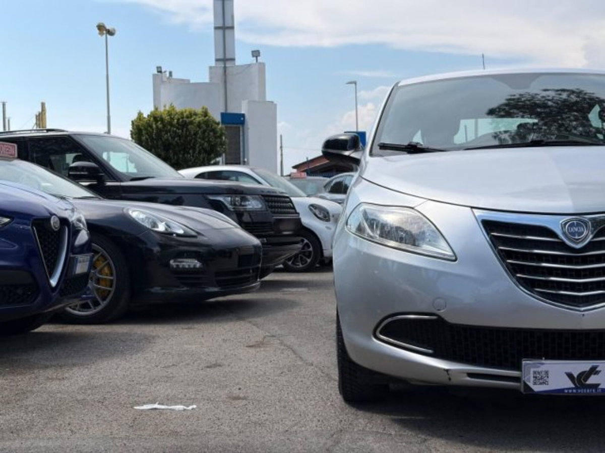 Lancia Ypsilon 1.2 69 CV 5 porte Silver (7)