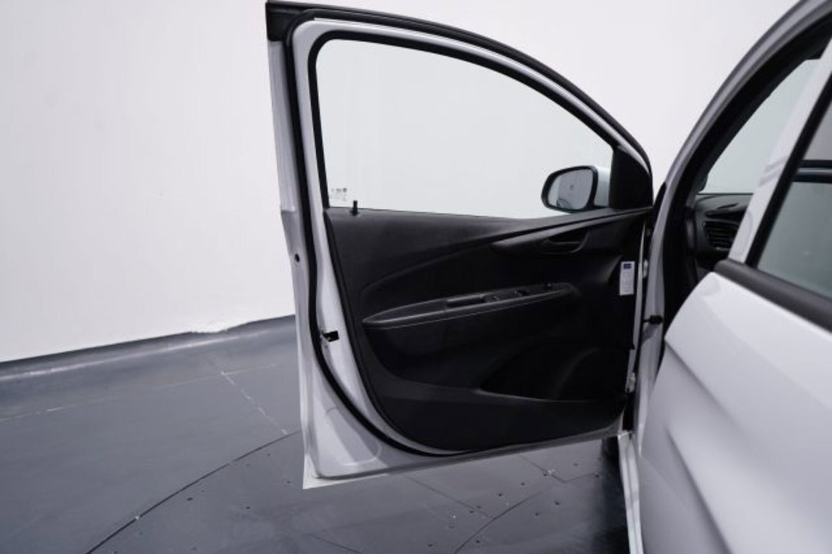 Opel Karl Rocks 1.0 73 CV (9)