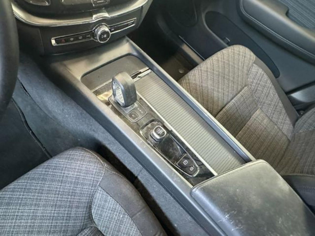 Volvo XC60 2.0 b5 Core awd auto (17)