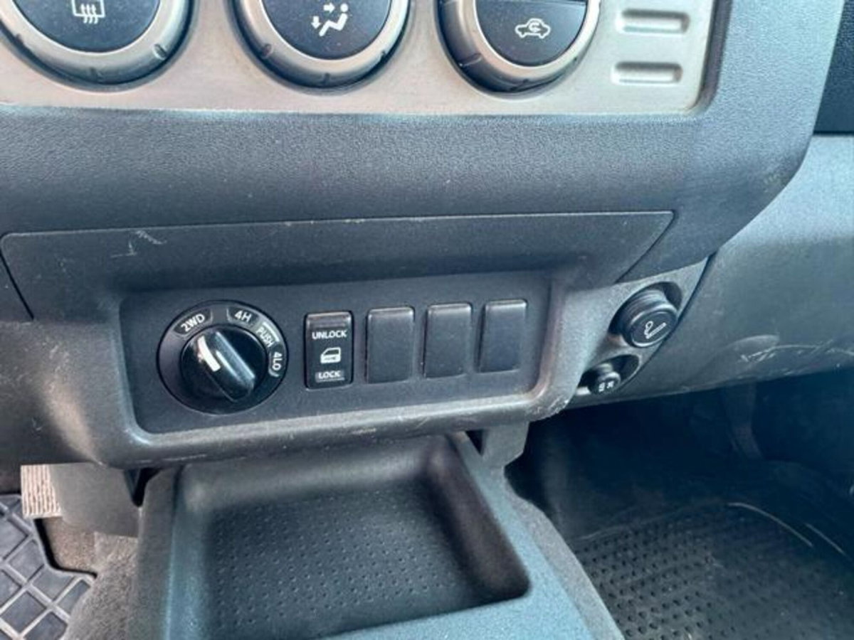 Nissan Navara 2.5 dCi 4 porte Double Cab LE (11)