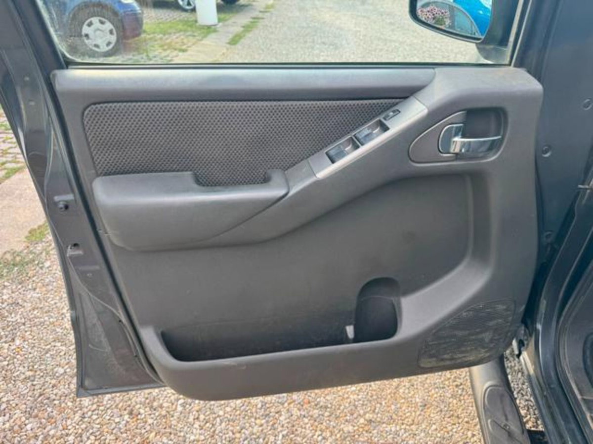 Nissan Navara 2.5 dCi 4 porte Double Cab LE (8)