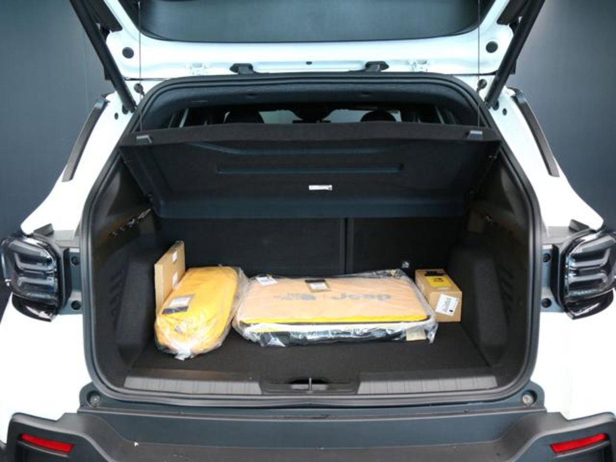Jeep Avenger 1.2 turbo e-hybrid mhev The North Face 4xe 145cv edct6 (7)