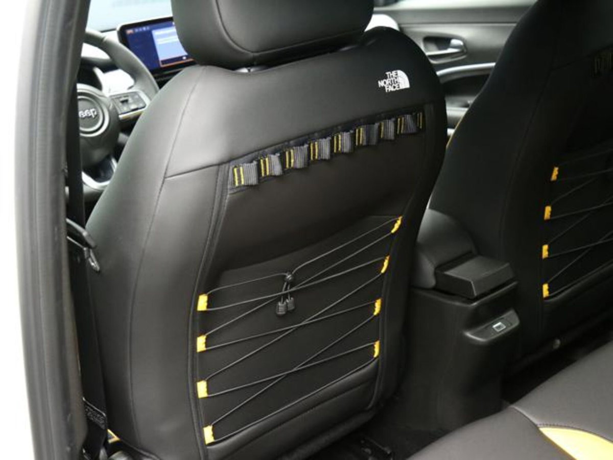 Jeep Avenger 1.2 turbo e-hybrid mhev The North Face 4xe 145cv edct6 (9)