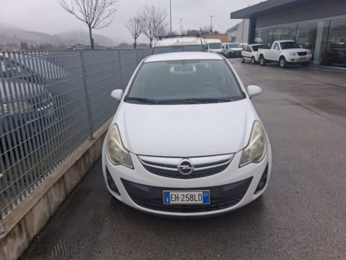 Opel Corsa 1.2 5 porte Club (2)