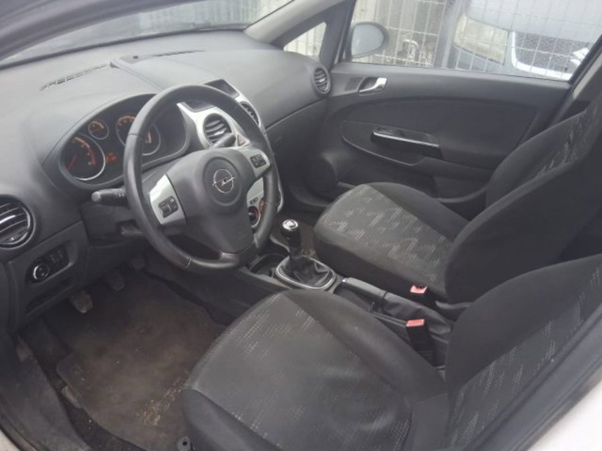 Opel Corsa 1.2 5 porte Club (3)