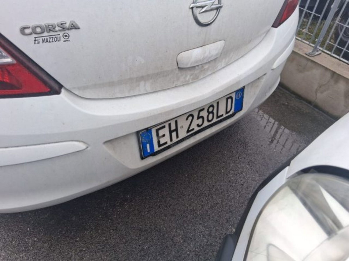 Opel Corsa 1.2 5 porte Club (4)
