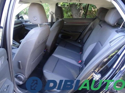 Volkswagen Golf 2.0 TDI 150 CV DSG SCR R-Line (9)