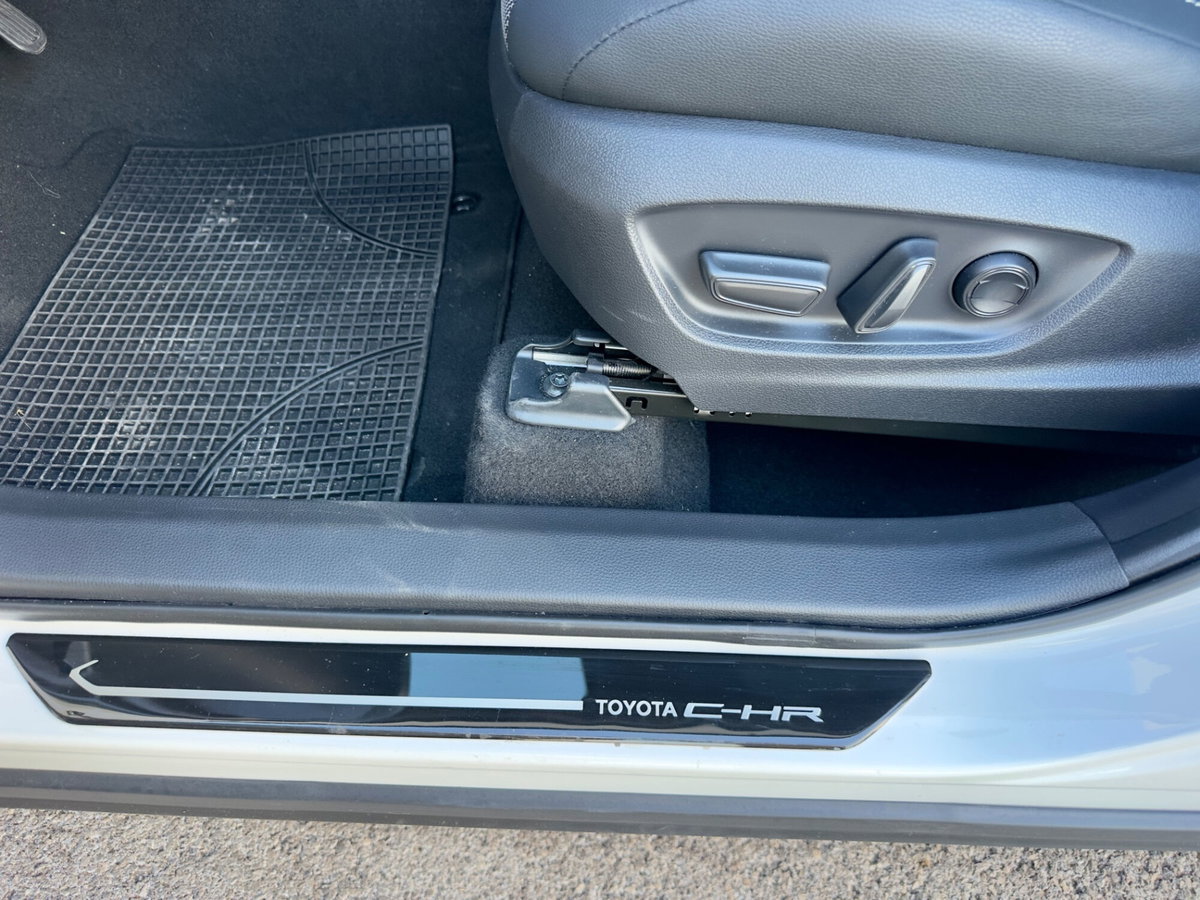 Toyota Toyota C-HR 1.8 hv Lounge fwd e-cvt (12)