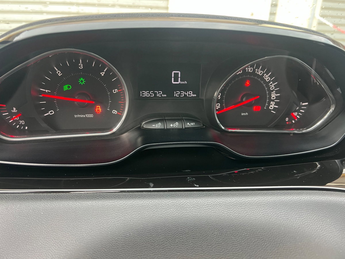 Peugeot 208 HDi 68 CV 5 porte Allure (15)