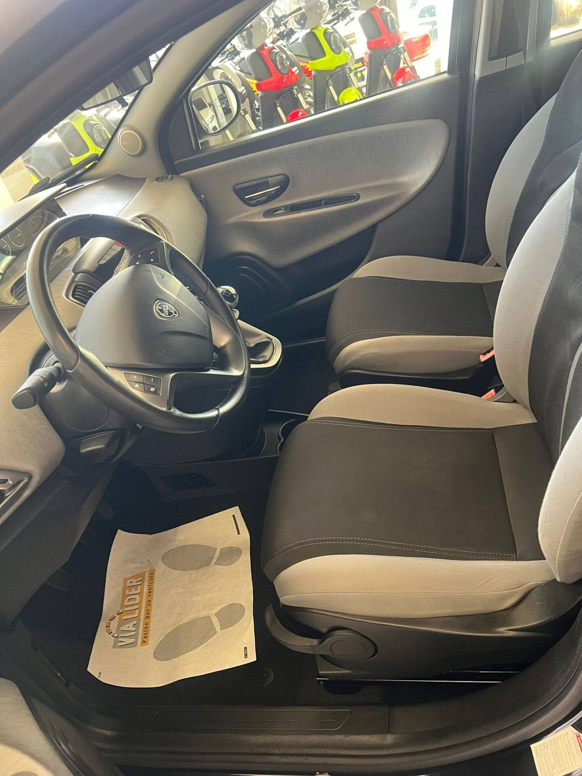 Lancia Ypsilon 1.2 69 CV 5 porte Platinum (13)