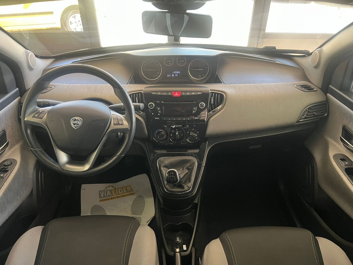 Lancia Ypsilon 1.2 69 CV 5 porte Platinum (8)