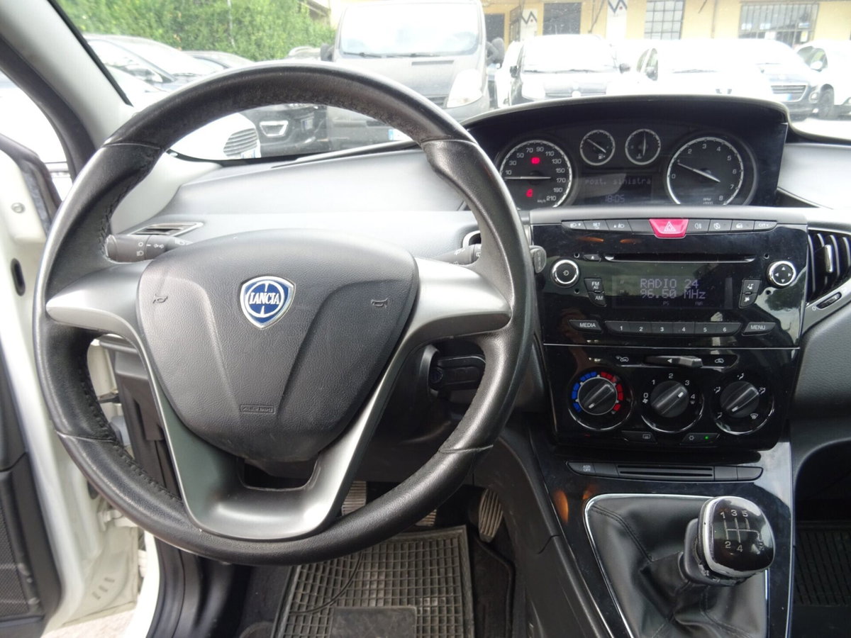 Lancia Ypsilon 1.2 69 CV 5 porte Platinum (11)