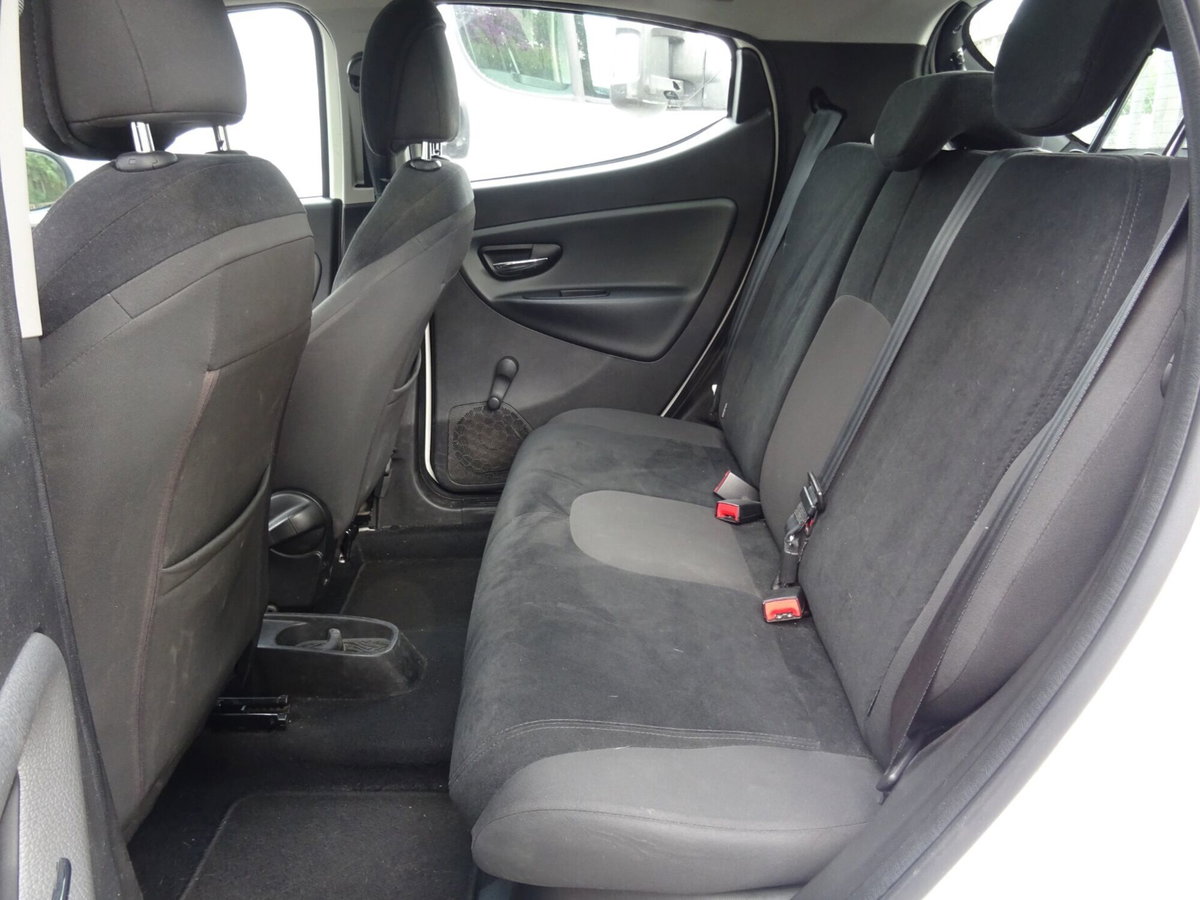 Lancia Ypsilon 1.2 69 CV 5 porte Platinum (12)