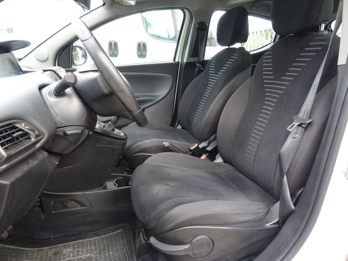 Lancia Ypsilon 1.2 69 CV 5 porte Platinum (13)