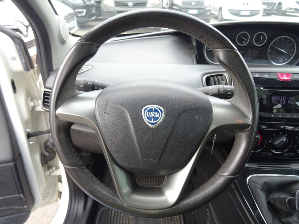 Lancia Ypsilon 1.2 69 CV 5 porte Platinum (14)
