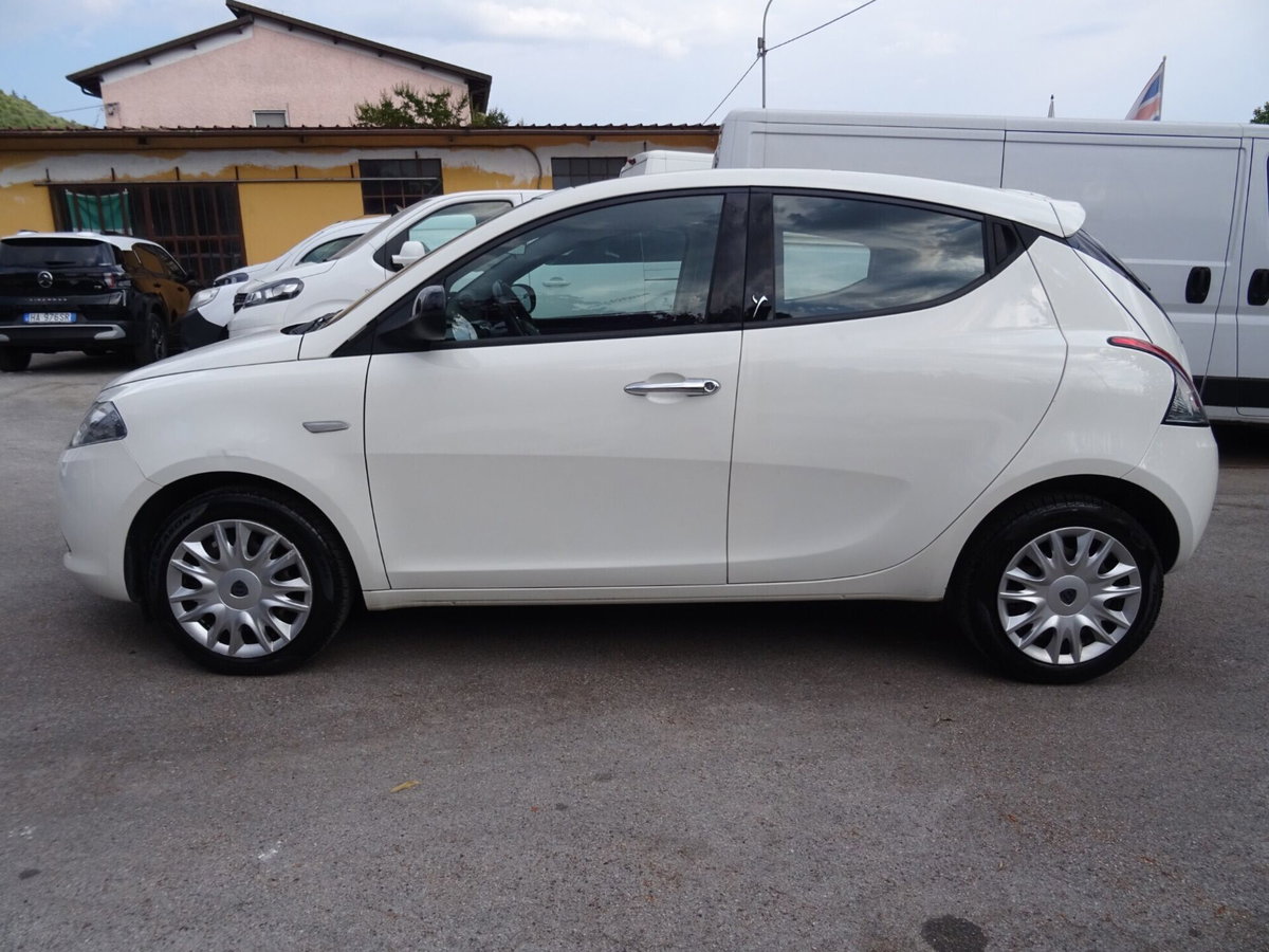 Lancia Ypsilon 1.2 69 CV 5 porte Platinum (4)