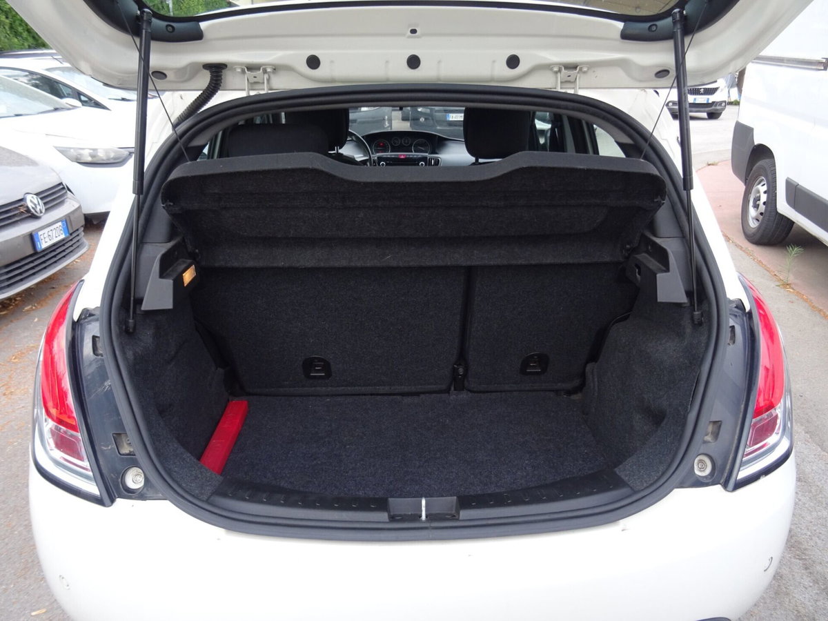 Lancia Ypsilon 1.2 69 CV 5 porte Platinum (7)